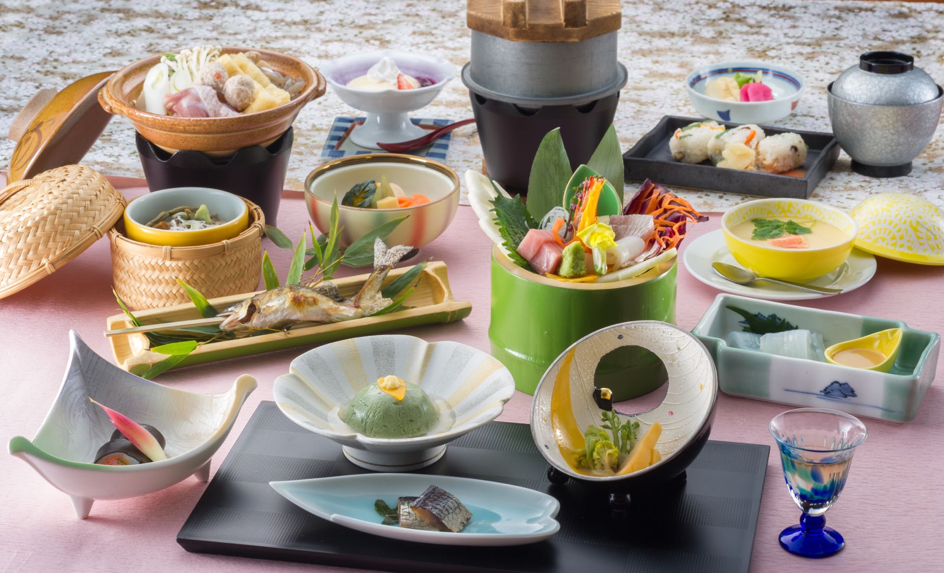 料理が並ぶ写真