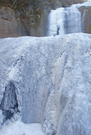 冬：凍結の袋田の滝