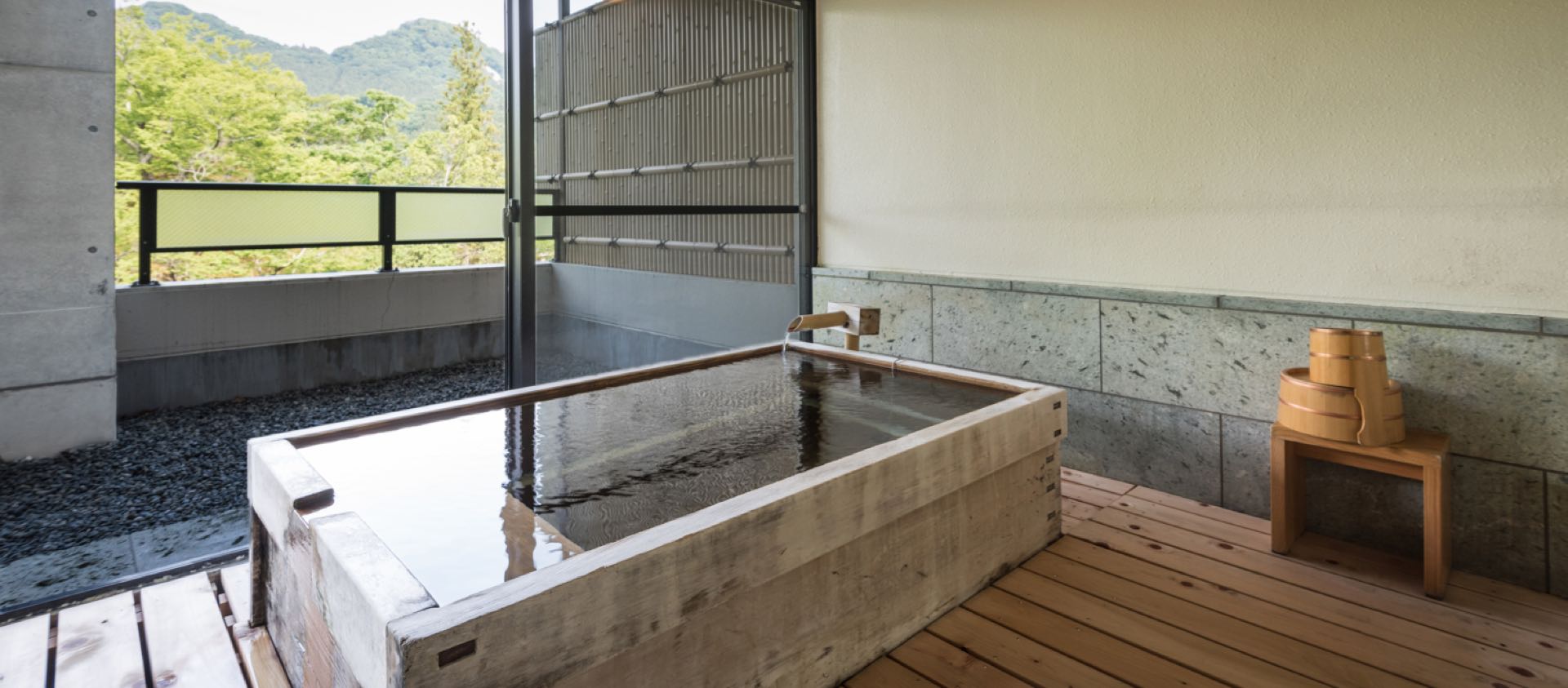露天風温泉の檜風呂