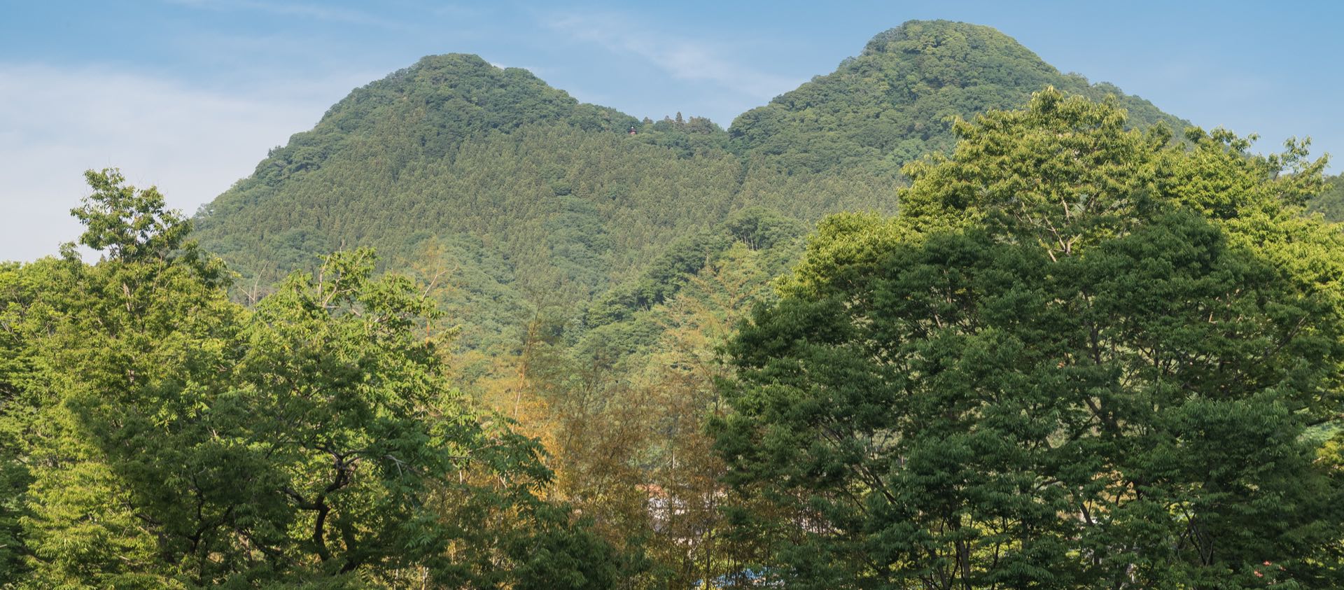 月居山